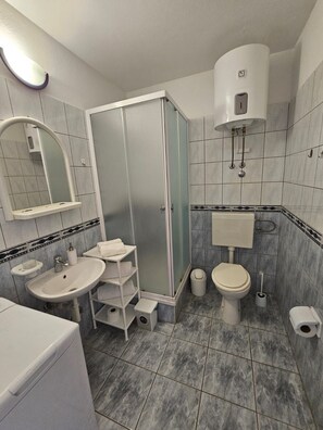 Apartment (A2) | Bathroom | Shower, towels, toilet paper - Apartments Sea and Pine (Jelsa)