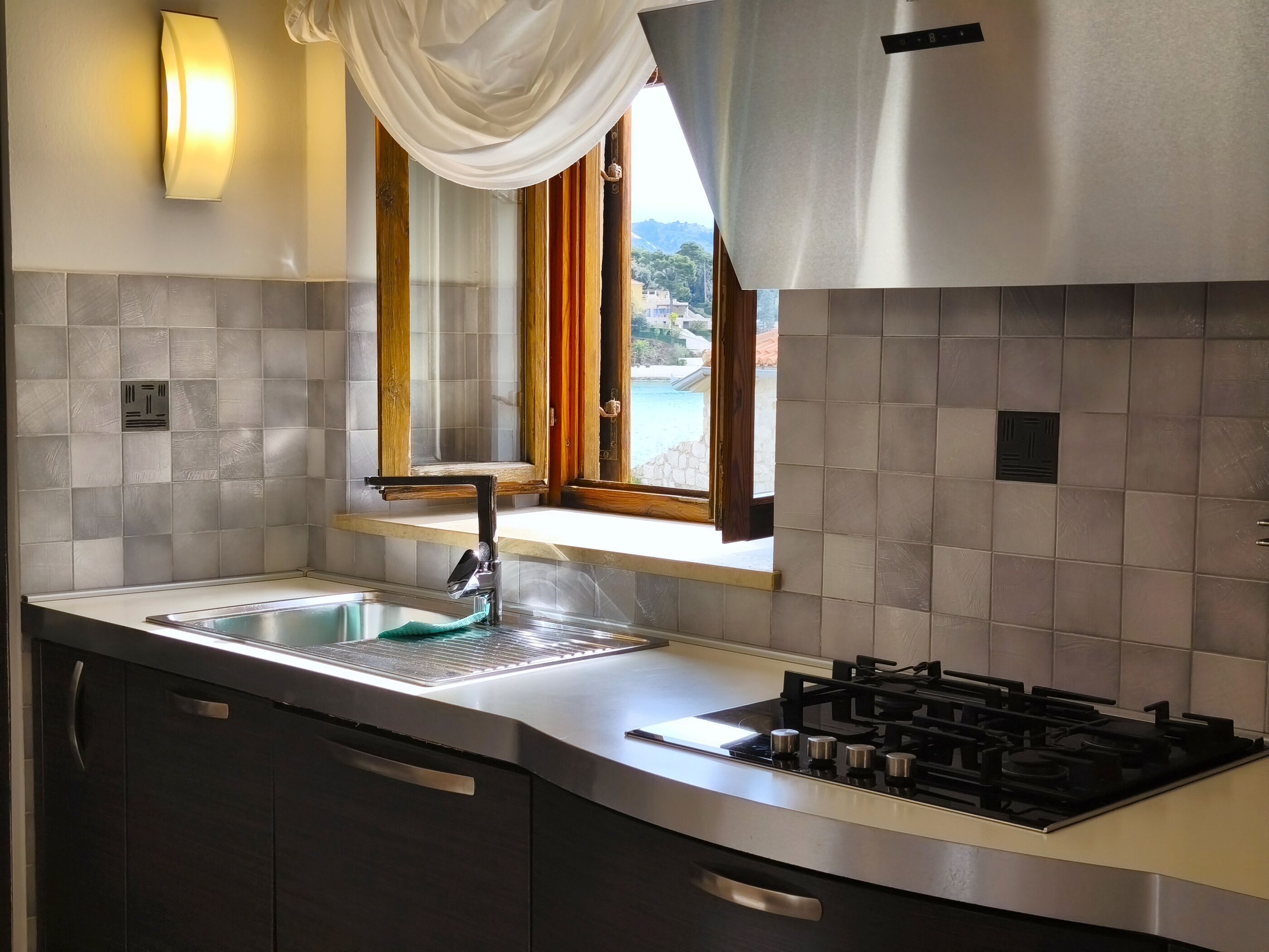 Hus | Eget kjøkken | Kjøleskap, ovn, kokeplater og oppvaskmaskin