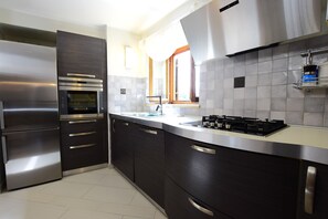 Refrigerador, horno, placa de cocina, lavavajillas