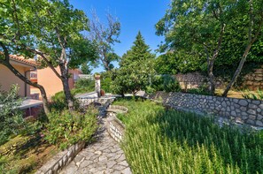 Courtyard - Apartments Dino & Toni (Novi Vinodolski)