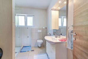 Apartment (A2) | Bathroom - Apartments Dino & Toni (Novi Vinodolski)