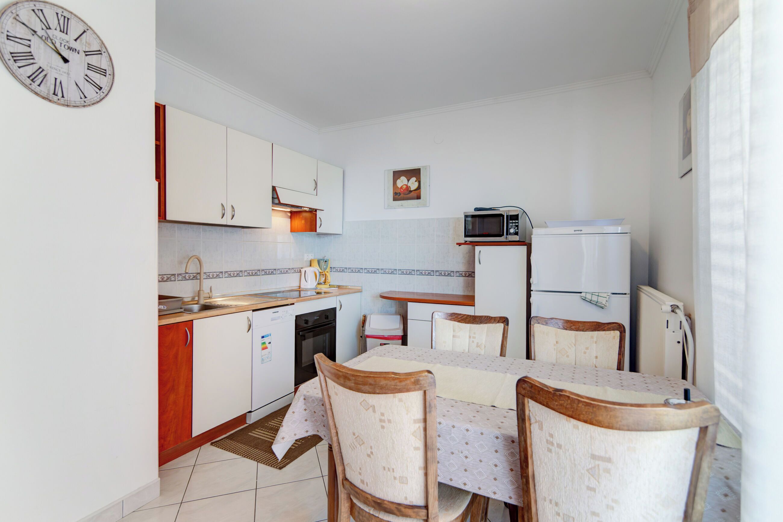 Apartment (A2) | Private kitchen | Fridge, microwave, oven, stovetop