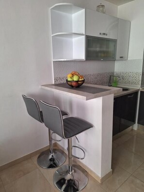 아파트 (A1) | 전용 주방 | 냉장고, 전자레인지, 오븐, 쿡탑