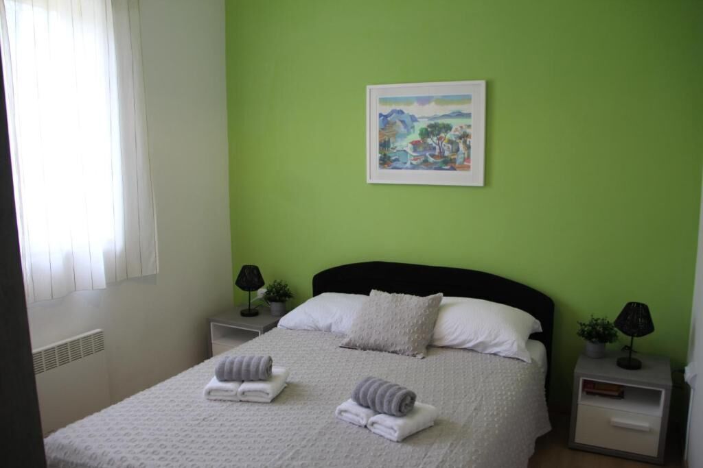 House | Iron/ironing board, free cots/infant beds, free WiFi