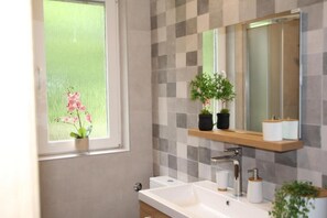 Nhà | Phòng tắm | Buồng tắm vòi sen, khăn tắm, xà phòng 