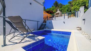 Piscina all'aperto, ombrelloni da piscina, lettini