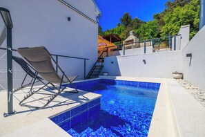 Outdoor pool, pool umbrellas, sun loungers - House Emma (Crikvenica)