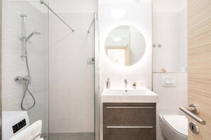 Apartment (A2) | Bathroom | Towels, soap, shampoo, toilet paper