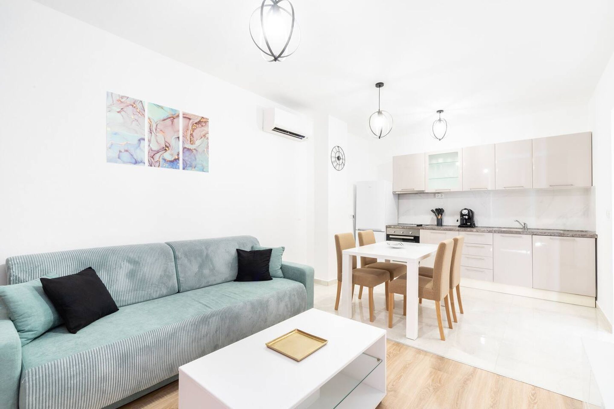 Un apartamento moderno con sala de estar, comedor y cocina.