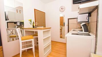 Studio (A1) | Dining