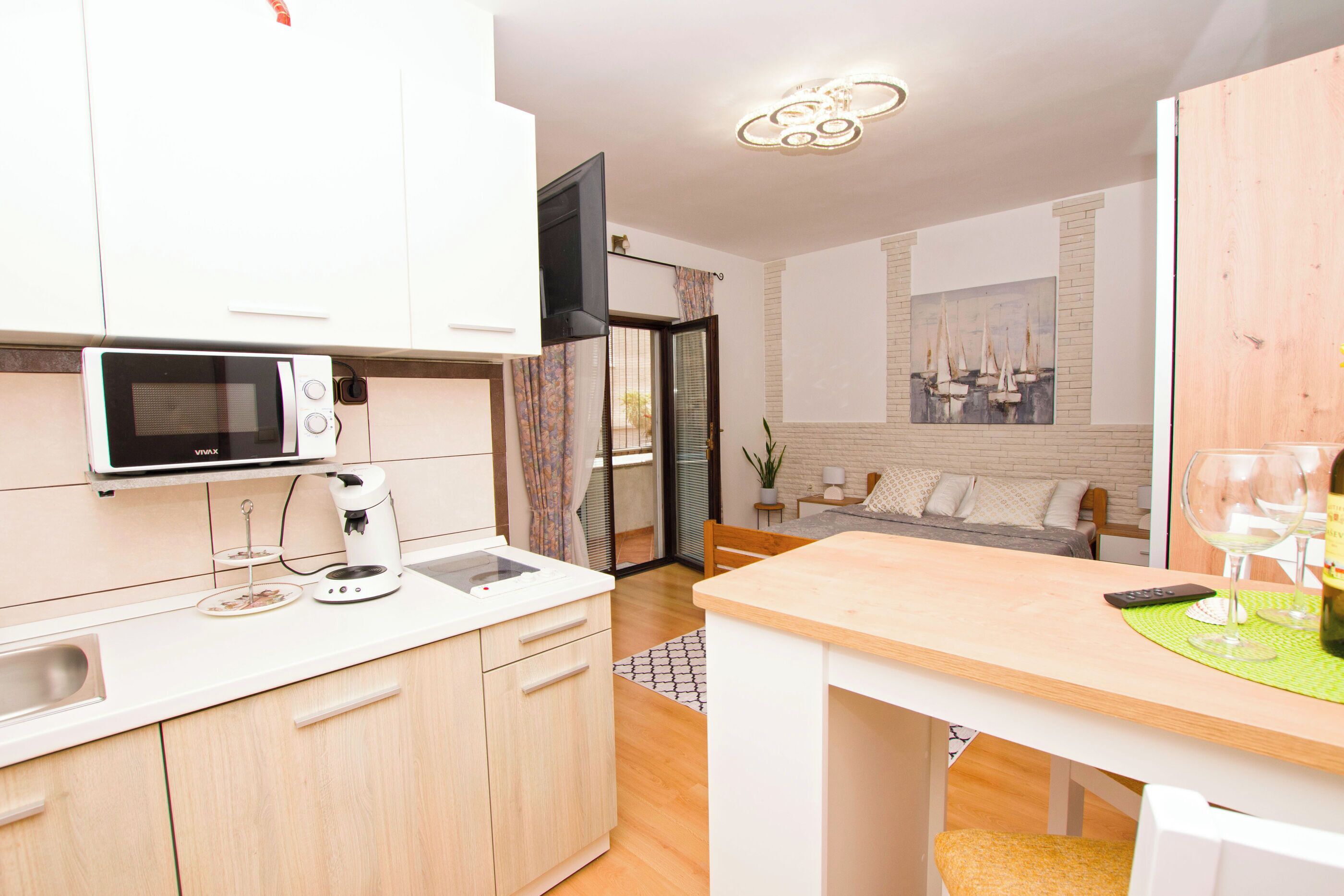 Studio (A1) | Privékeuken | Een koelkast, een magnetron, een kookplaat, een espressoapparaat