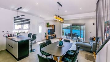 House | Living room | Smart TV, Netflix