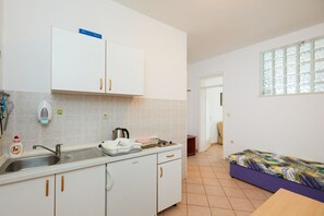 Apartamento (A5) | Cozinha privada | Geladeira, cooktop, chaleira elétrica, torradeira