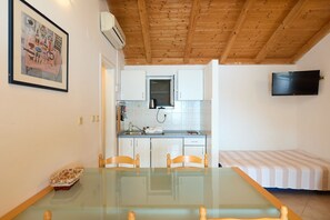 Apartamento (A1) | Cozinha privada | Geladeira, cooktop, chaleira elétrica, torradeira