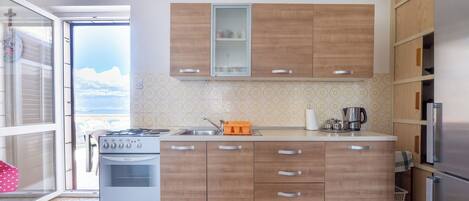 อพาร์ทเมนท์ (A1) | ครัวส่วนตัว | ตู้เย็น, ไมโครเวฟ, เตาอบ, เตาประกอบอาหาร