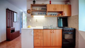Apartment (A1) | Eigene Küche | Kühlschrank, Ofen, Herdplatte, Wasserkocher