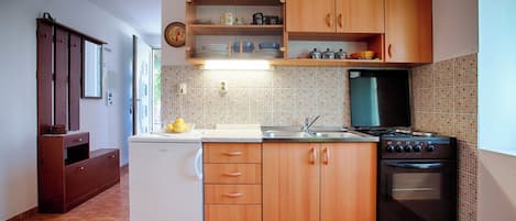 Departamento (A1) | Cocina privada | Refrigerador, horno, parrilla de estufa y tetera eléctrica