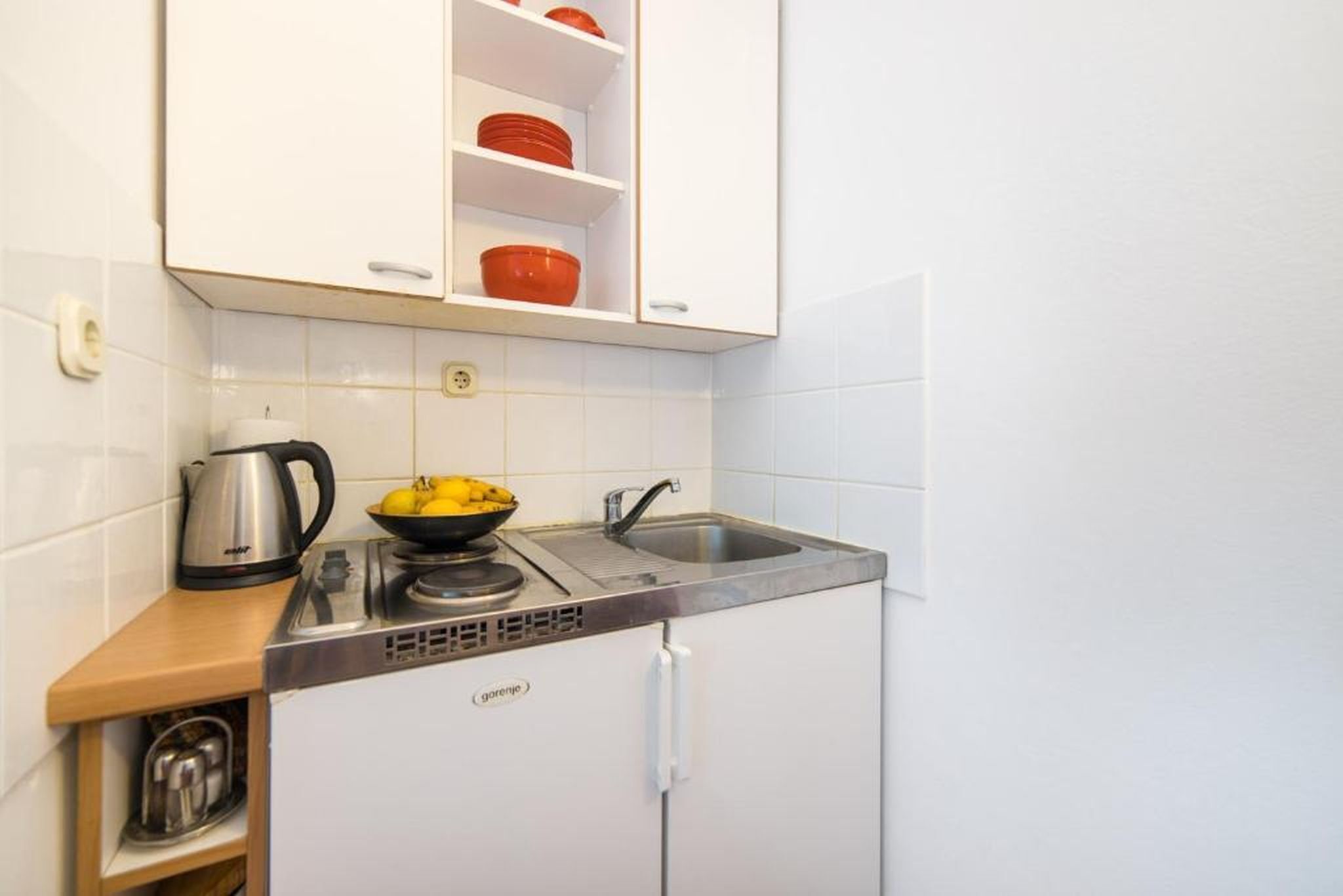 Apartment (A2) | Eigene Küche | Kühlschrank, Herdplatte, Wasserkocher, Toaster