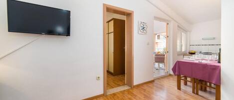 Apartment (A2) | Dining
