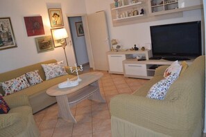 Apartment (A2) | Television - Apartments Marija (Vodice)