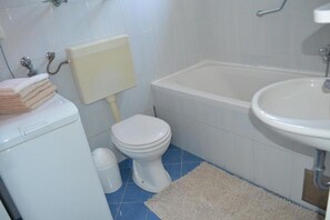 Apartment (A2) | Bathroom | Towels - Apartments Marija (Vodice)