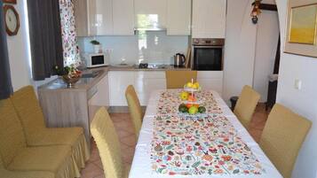 Apartment (A2) | Dining