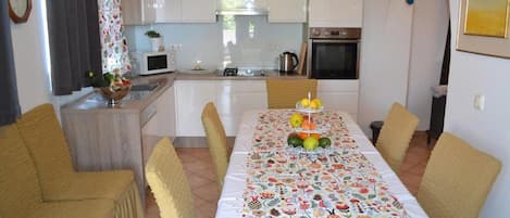 Apartment (A2) | Dining