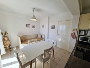 Fridge, microwave, oven, stovetop - Apartments Linda (Rab)