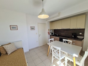 Fridge, microwave, oven, stovetop - Apartments Linda (Rab)