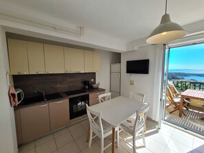 Fridge, microwave, oven, stovetop - Apartments Linda (Rab)