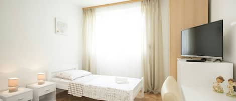 Apartment (A1) | Laptop workspace, iron/ironing board, free WiFi