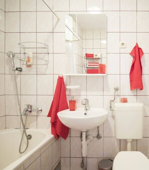 Apartment (A1) | Bathroom | Bathtub, towels, soap, toilet paper - Apartment Hanna (Split)
