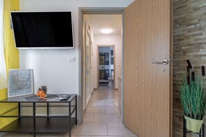 Casa | Cocina privada | Frigorífico, microondas, horno y placa de cocina