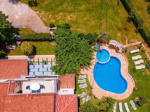 An aerial view of a property with a swimming pool, lounge chairs, and a covered patio area. - House Nina (Pazin)