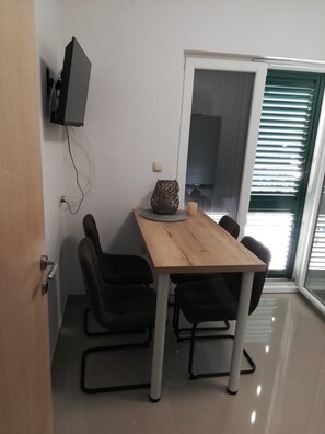Apartment (A2) | Dining - Apartment Julia (Tisno)
