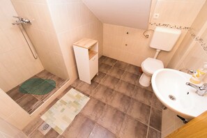 Apartament (A3) | Bany | Dutxa, tovalloles, sabó i paper higiènic 