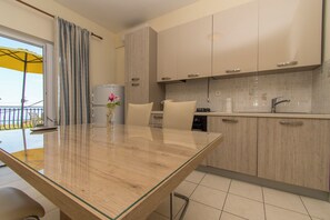 Appartement (A1) | Cuisine privée | Réfrigérateur, four, plaque de cuisson, bouilloire électrique