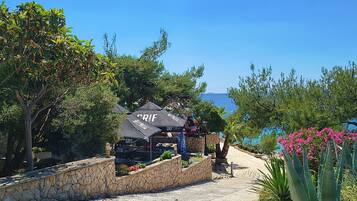 Una spiaggia nelle vicinanze