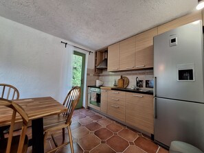 Casa | Cocina privada | Frigorífico, horno, placa de cocina y máquina de café espresso