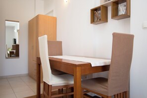 Studio (A2) | Dining - Apartment Marija (Vodice)
