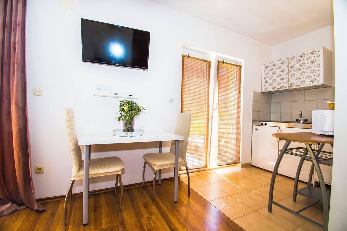 Studio (A1) | Dining