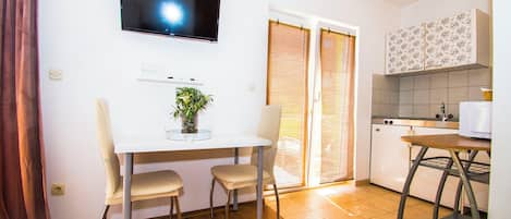 Studio (A1) | Dining