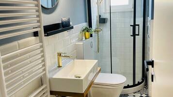 Appartement (A1) | Salle de bain | Articles de toilette gratuits, serviettes fournies, papier toilette