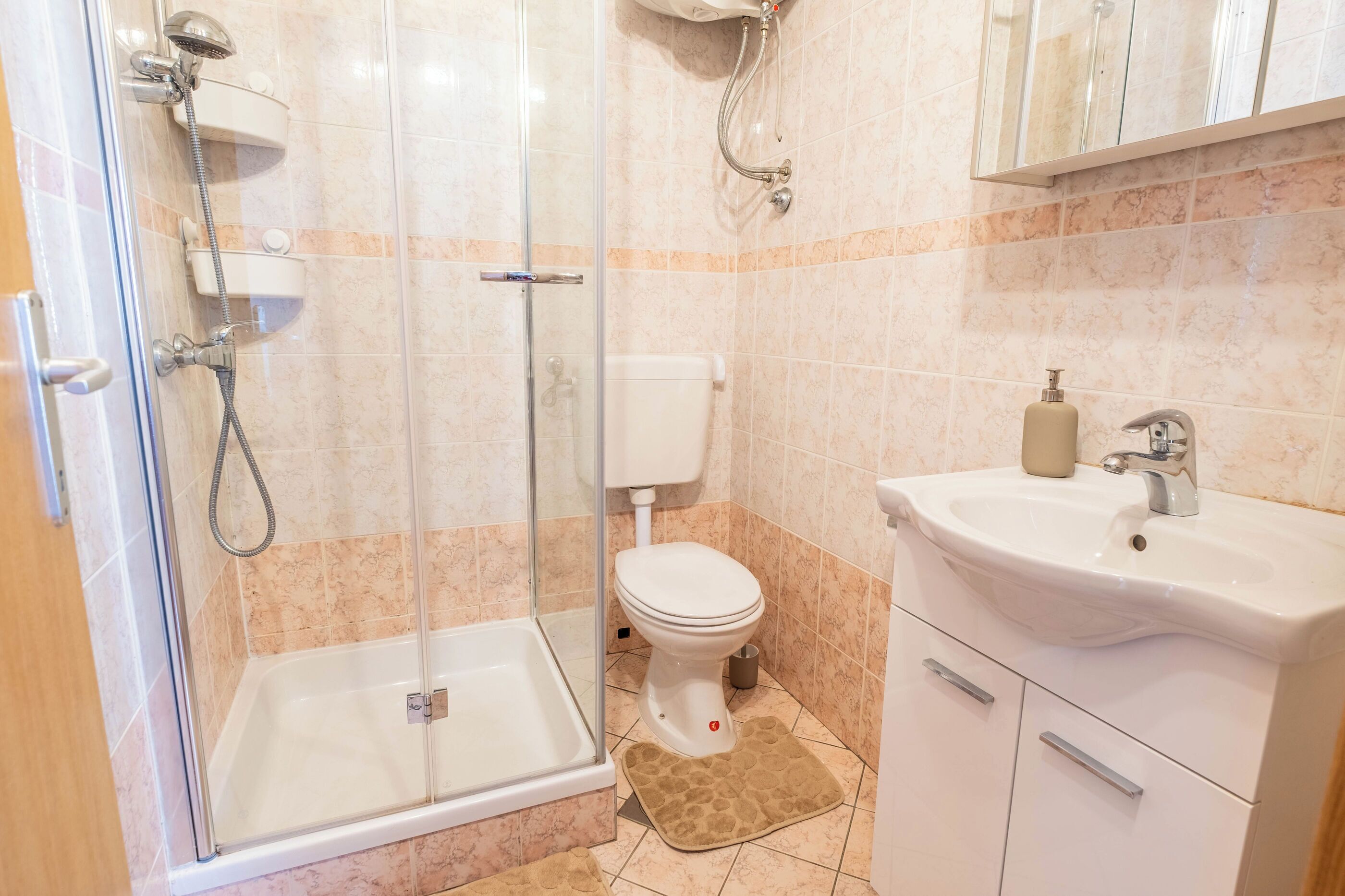 Apartment (A1) | Bathroom | Shower, towels, toilet paper
