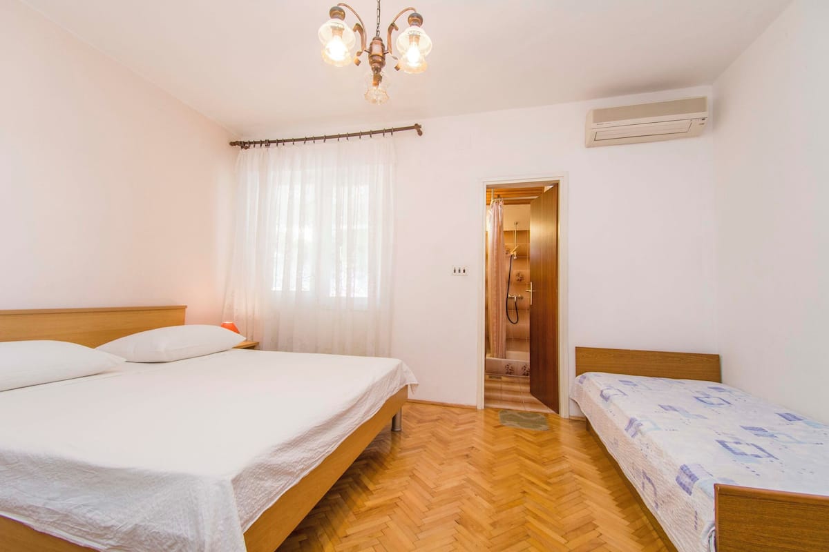 Room (S5) | Free WiFi
