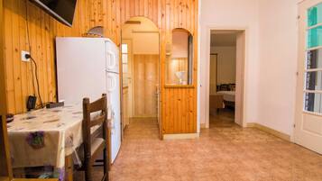 Căn hộ (A2) | Bếp riêng | Tủ lạnh