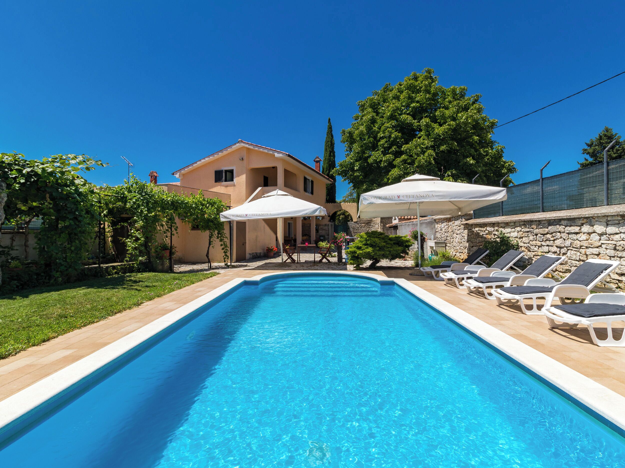 حمّام سباحة خارجي، حمّام سباحة لا متناهي، مظلات على حمّام السباحة