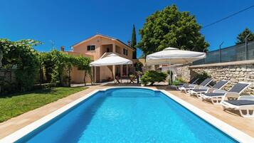 Utomhuspool och infinity-bassäng öppet dygnet runt, och parasoller