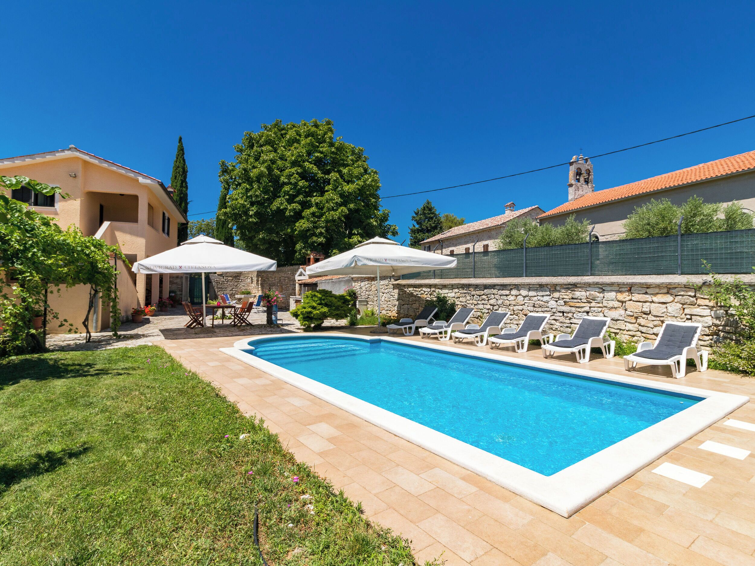 Een buitenzwembad, een infinitypool en parasols bij het zwembad