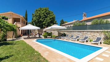 Een buitenzwembad, een infinitypool en parasols bij het zwembad